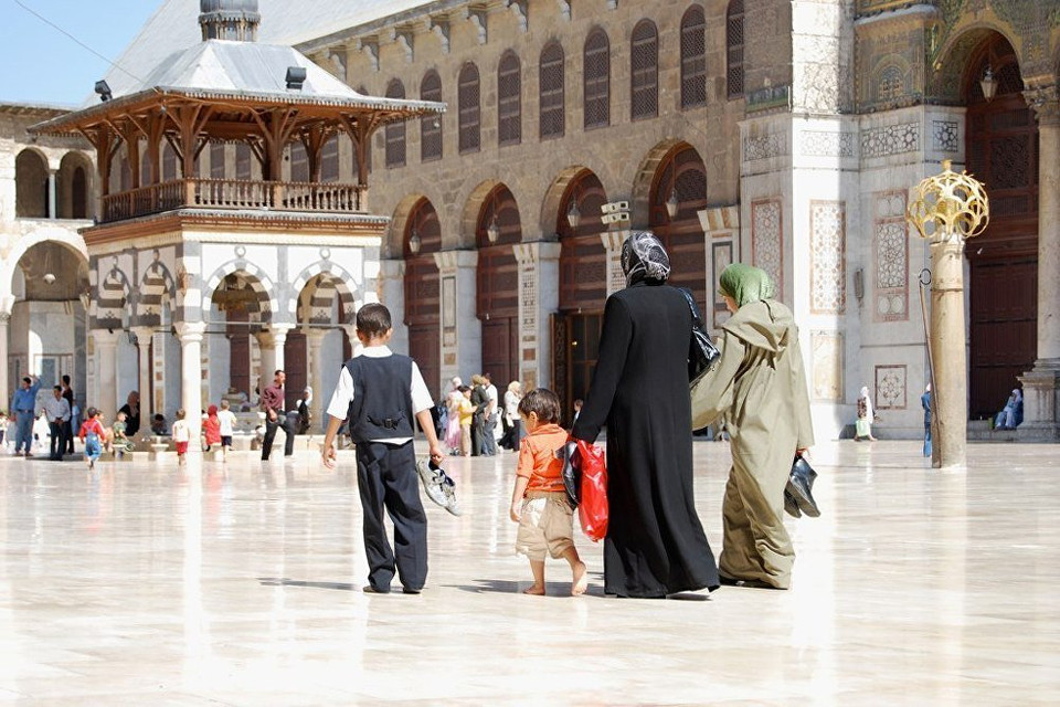 Một gia đình dắt nhau tới thánh đường Umayyad ở Damascus. (Nguồn: Sputniknews)