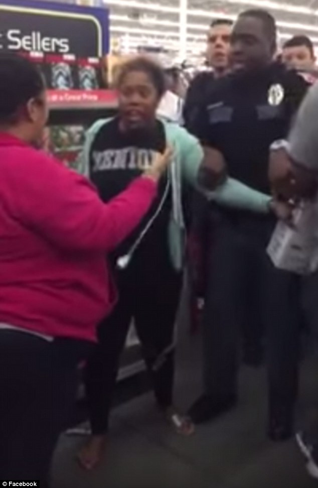 Cảnh sát đã phải can thiệp giải quyết vụ việc. (Nguồn: Dailymail)