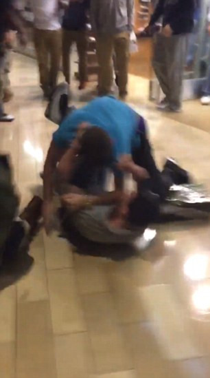 Hai người đàn ông vật lộn ngay trong cửa hàng để giành đồ giảm giá ngày 'Black Friday' ở Louisville Kentucky. (Nguồn: Dailymail) 