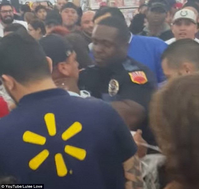 Một thanh niên bị cảnh sát bắt vì đấm nhân viên bảo vệ ở siêu thị Walmart, El Paso, Texas khi nhân viên này cố giữ trật tự cho dòng người vào mua hàng. (Nguồn: Dailymail)