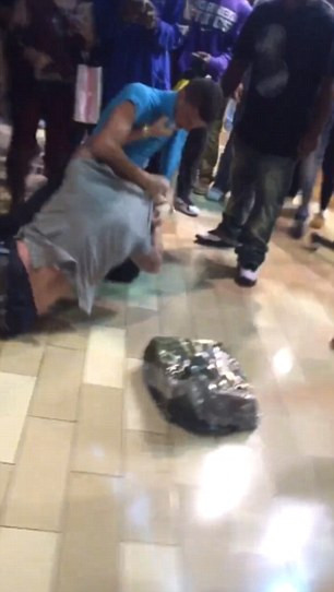 Rất nhiều khách xung quanh bị ảnh hưởng và lấy điện thoại ra ghi lại cảnh tượng này. (Nguồn: Dailymail)