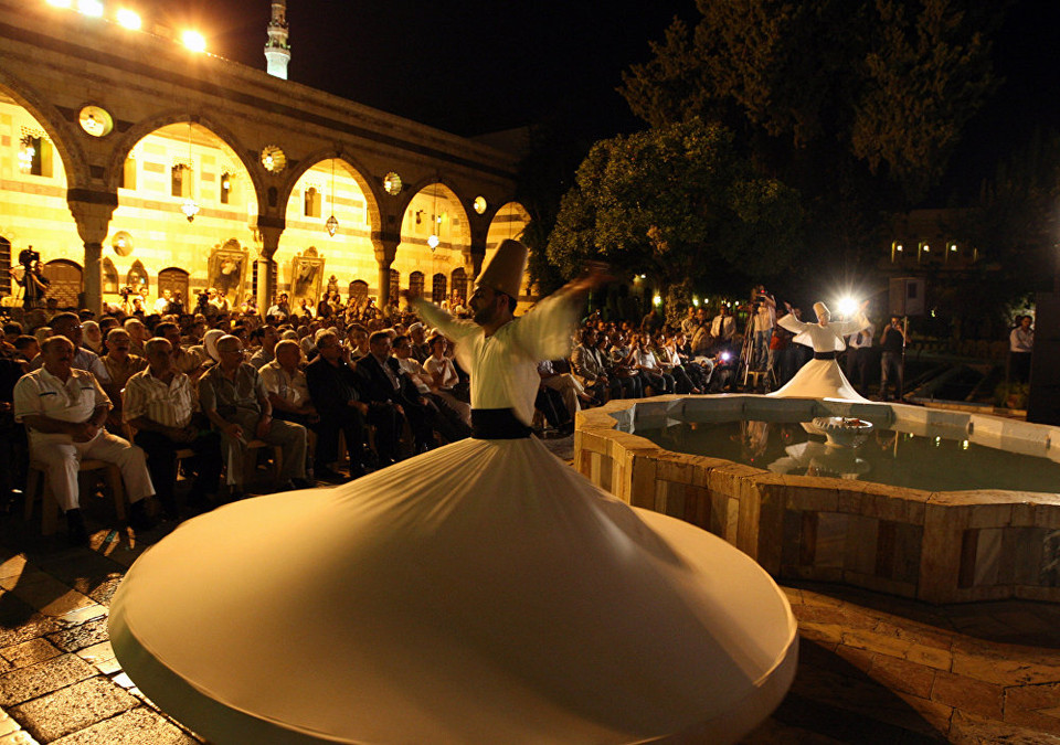 Các vũ công Syria trình diễn trong lễ hội âm nhạc tâm linh ở Qasr al-Adhm, Damascus năm 2008. (Nguồn: Sputniknews)