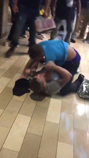 Sự việc chỉ kết thúc đến khi có sự xuất hiện của cảnh sát. (Nguồn: Dailymail)