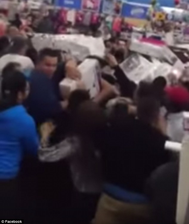 ​Khách hàng chen lấn để giành lấy tivi giảm giá trong ngày 'Black Friday.' (Nguồn: Dailymail)