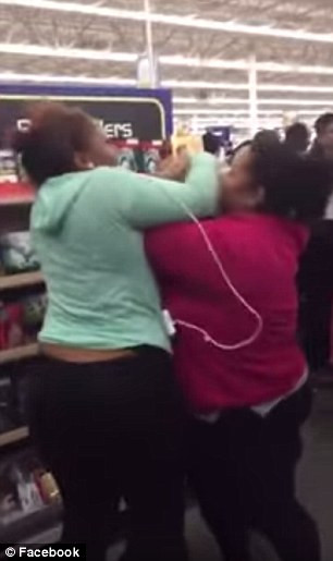 Hai người phụ nữ 'hỗn chiến' để cướp lấy món đồ điện tử. (Nguồn: Dailymail)