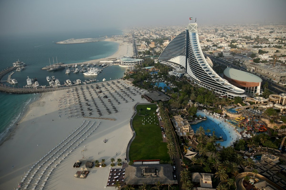 Khách sạn Jumeirah Beach có 598 phòng, 20 nhà hàng và quán bar, cùng với 33.800m2 bờ biển. (Nguồn: businessinsider.com)