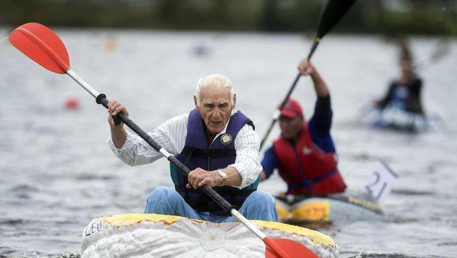 Hàng trăm người đã tham gia vào cuộc đua thuyền bí ngô lần thứ 17. (Nguồn: CCTVNews)