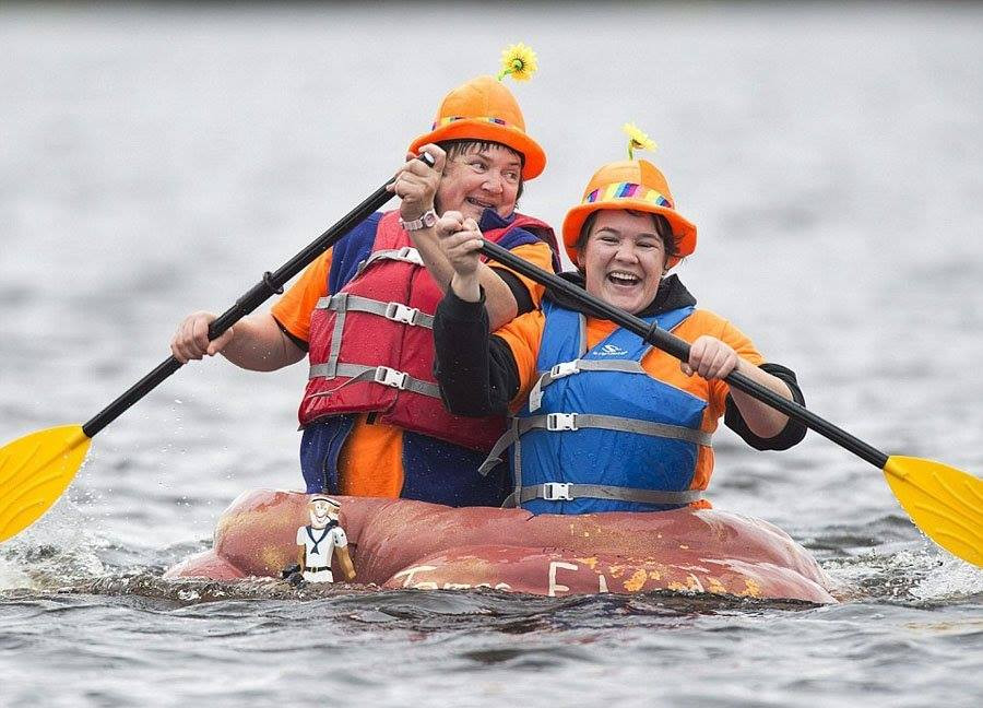 Không chỉ là một dịp để đoàn tụ gia đình, Lễ tạ ơn ở thành phố Windsor (Canada) còn có truyền thống hết sức đặc biệt khác, đó là chèo thuyền bằng bí ngô. (Nguồn: CCTVNews)