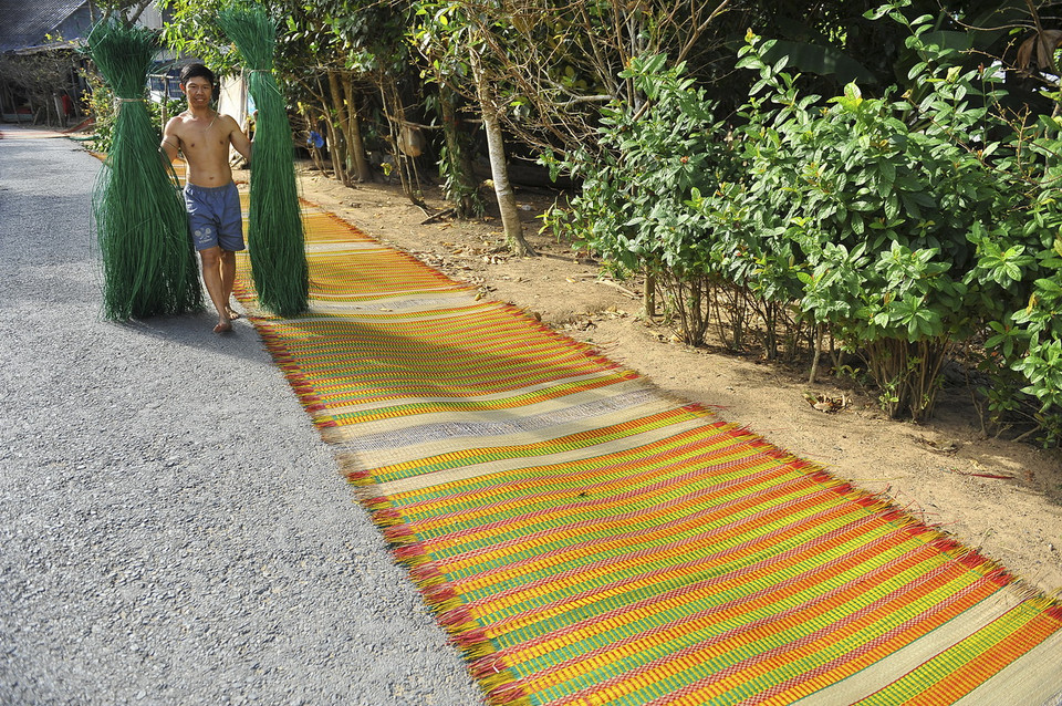 Định Yên là một xã ven tả ngạn sông Hậu, cách trung tâm Huyện Lấp Vò khoảng 7 km. Đa số người dân sống bằng sản xuất nông nghiệp và nghề dệt chiếu truyền thống, nơi đây với hơn 3.000 hộ hoạt động có liên quan đến nghề dệt chiếu. (Ảnh: Minh Đức/TTXVN)