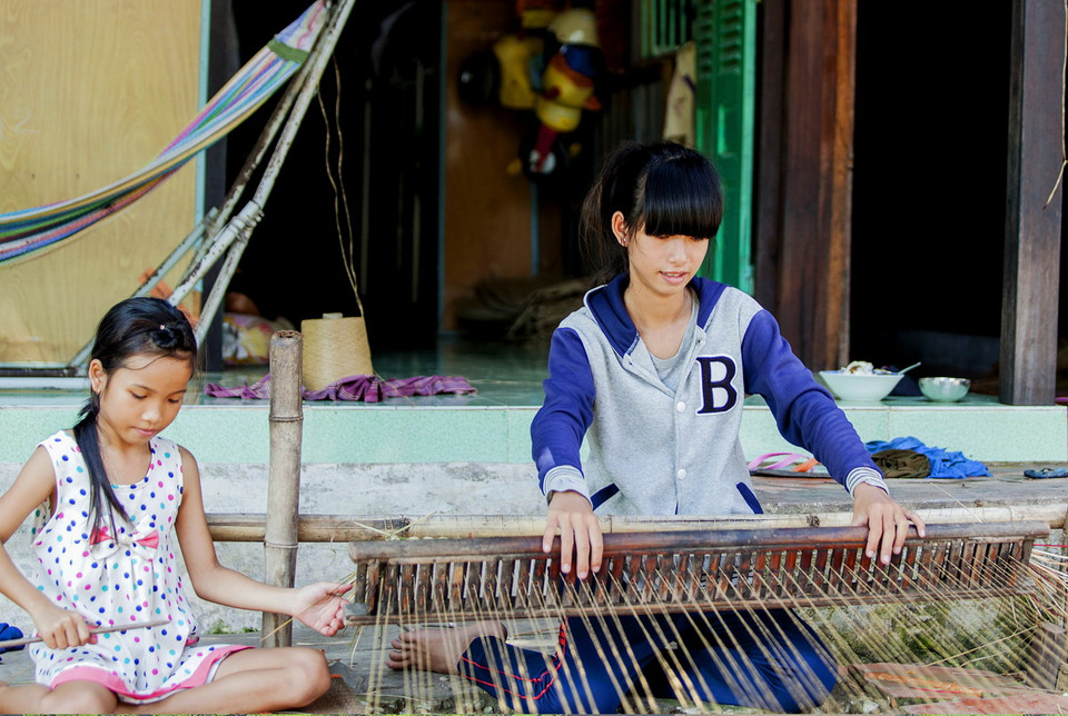 Trẻ em nơi đây làm quen với nghề truyền thống từ bé và đây là một nét văn hóa truyền thống đặc sắc mà người dân Định Yên rất hãnh diện và trân trọng giữ gìn. (Ảnh: Minh Đức/TTXVN)