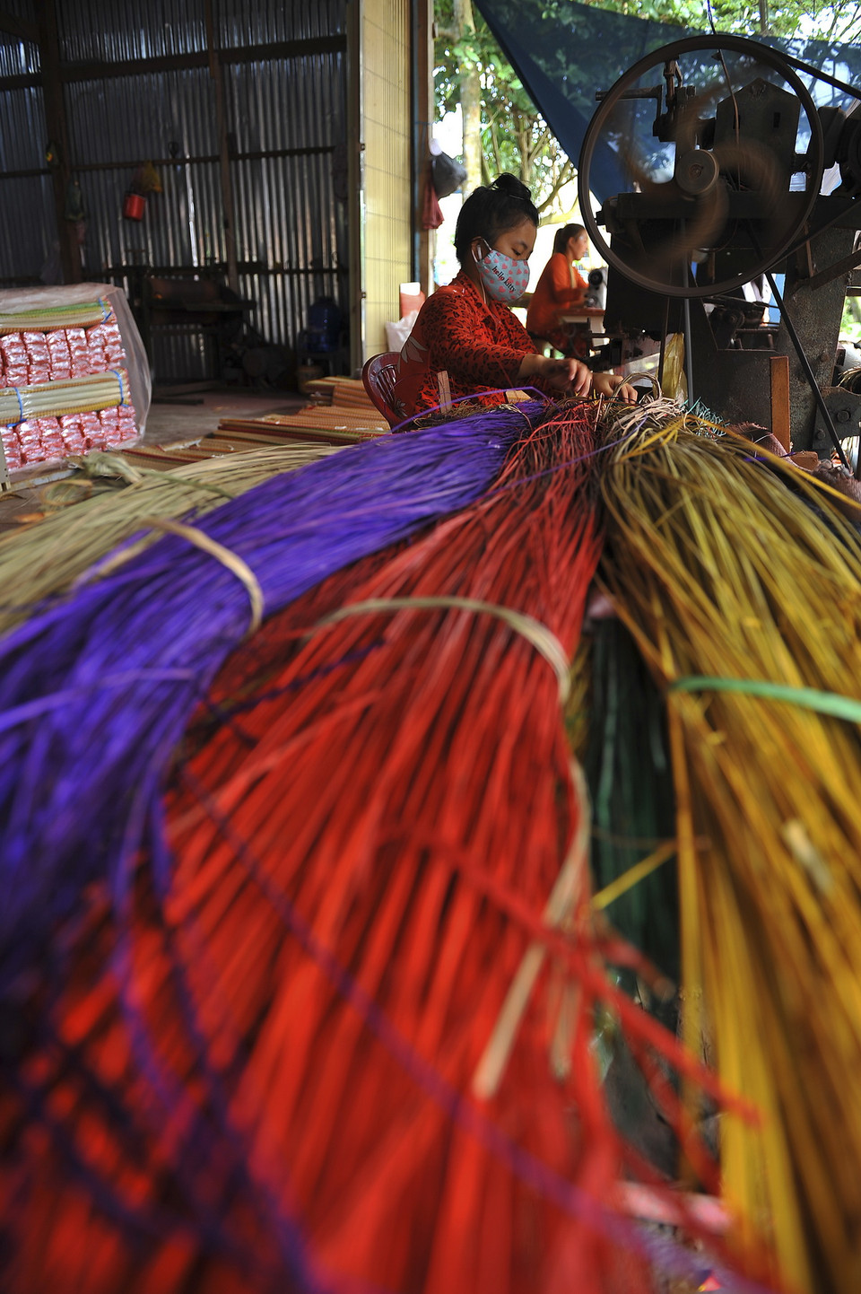  Sản phẩm ở chợ chiếu Định Yên có rất nhiều chủng loại, kích cỡ, mẫu mã đa dạng và phong phú. Bao gồm chiếu bông vuông hình con cờ, chiếu bông động phòng hoa chúc, chiếu Trà Niên, chiếu trắng, chiếu hoa văn, chiếu vẩy ốc, chiếu cổ. (Ảnh: Minh Đức/TTXVN)