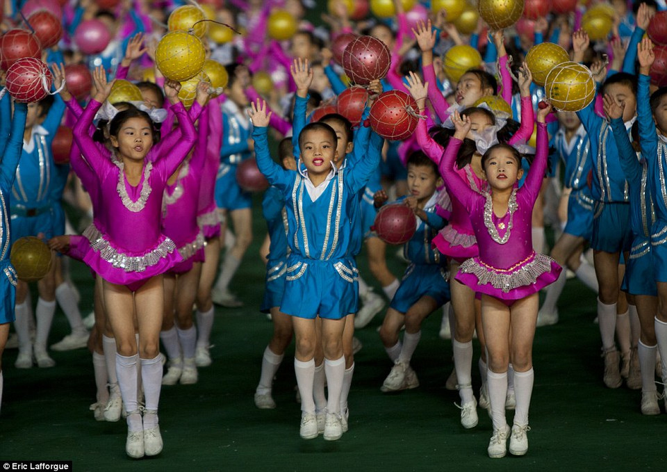 Theo dõi những màn đồng diễn ở Triều Tiên, người xem như lạc vào thế giới trình diễn đầy màu sắc dưới nền nhạc sôi động đầy cuốn hút. (Nguồn: Daily Mail)