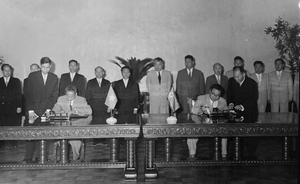Trong khuôn khổ chuyến thăm hữu nghị chính thức Cộng hòa Dân chủ Nhân dân Triều Tiên, chiều 21/6/1961, tại Thủ đô Bình Nhưỡng, Thủ tướng Phạm Văn Đồng và Thủ tướng Kim Nhật Thành ký Tuyên bố chung giữa hai nước. (Nguồn: TTXVN)