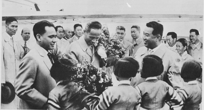 Thủ tướng Kim Nhật Thành (bên phải) chủ trì Lễ đón Đoàn đại biểu Chính phủ Việt Nam, do Thủ tướng Phạm Văn Đồng dẫn đầu, thăm hữu nghị chính thức Cộng hòa Dân chủ Nhân dân Triều Tiên, ngày 16/6/1961, tại sân bay quốc tế Sunan (Bình Nhưỡng). (Nguồn: TTXVN)