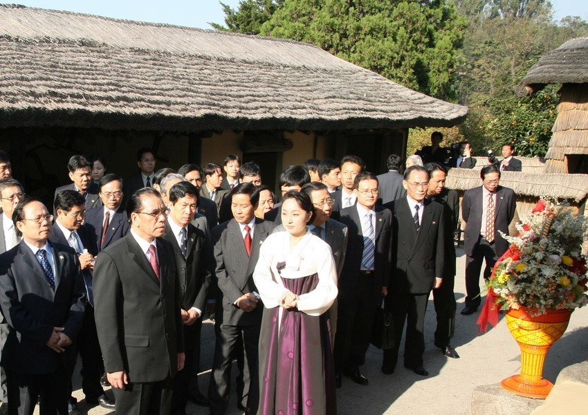 Ngày 17/10/2007, Tổng Bí thư Nông Đức Mạnh đến thăm Vạn Cảnh Đài - nơi sinh của Chủ tịch Kim Nhật Thành. (Ảnh: Đinh Xuân Tuân/TTXVN)