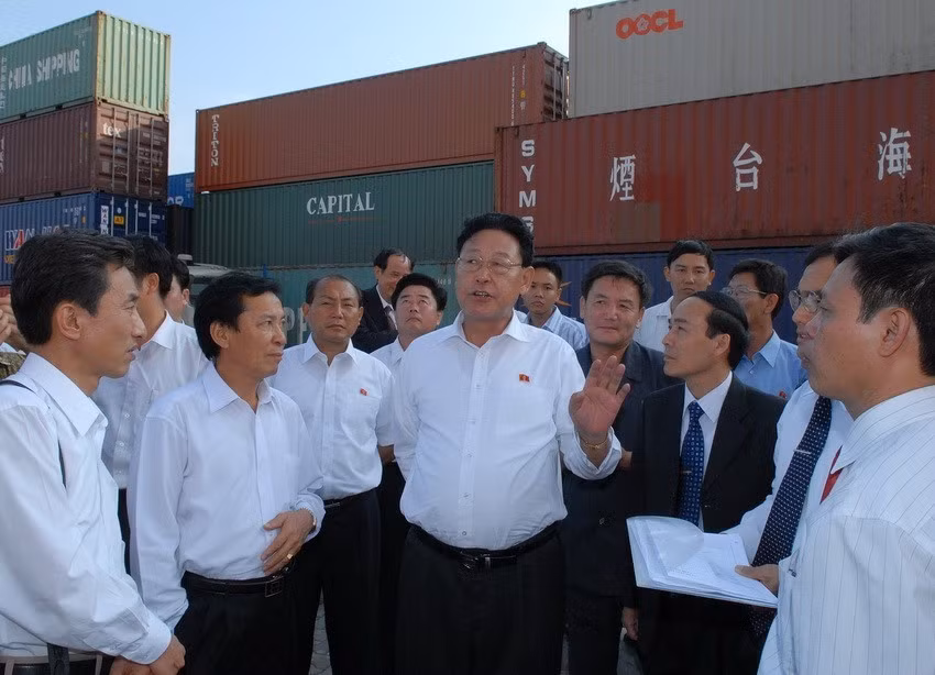 Thủ tướng Nội các Cộng hòa Dân chủ Nhân dân Triều Tiên Kim Yong-il thăm Cảng Hải Phòng, ngày 28/10/2007, nhân chuyến thăm chính thức Việt Nam từ ngày 26-30/10/2007. (Ảnh: Nhan Sáng/TTXVN)
