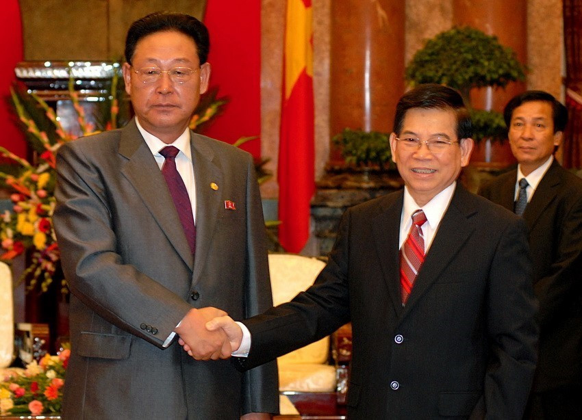 Chủ tịch nước Nguyễn Minh Triết tiếp Thủ tướng Nội các Cộng hòa Dân chủ Nhân dân Triều Tiên Kim Yong-il thăm chính thức Việt Nam, ngày 29/10/2007, tại Phủ Chủ tịch. (Ảnh: Nhan Sáng/TTXVN)