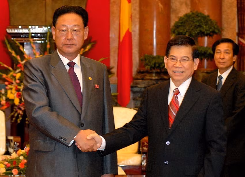 Chủ tịch nước Nguyễn Minh Triết tiếp Thủ tướng Nội các Cộng hòa Dân chủ Nhân dân Triều Tiên Kim Yong-il thăm chính thức Việt Nam, ngày 29/10/2007, tại Phủ Chủ tịch. (Ảnh: Nhan Sáng/TTXVN)