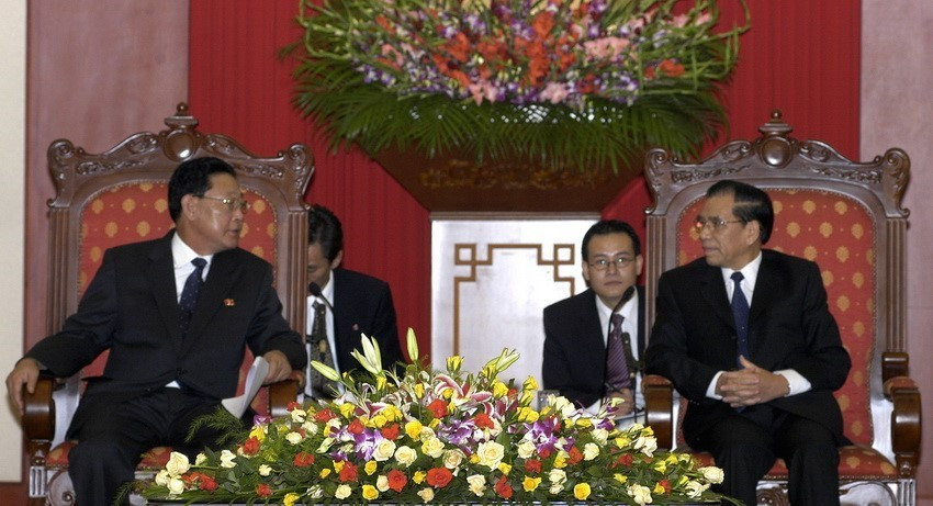 Tổng Bí thư Nông Đức Mạnh tiếp Thủ tướng Nội các Cộng hòa Dân chủ Nhân dân Triều Tiên Kim Yong-il, ngày 27/10/2007 tại Trụ sở Trung ương Đảng, trong chuyến thăm chính thức Việt Nam từ 26-30/10/2007. (Ảnh: Thống Nhất/TTXVN)