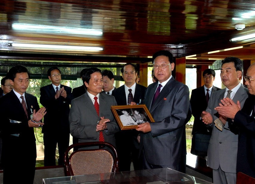 Thủ tướng Nội các Cộng hòa Dân chủ Nhân dân Triều Tiên Kim Yong-il thăm Nhà sàn Bác Hồ trong Khu di tích Chủ tịch Hồ Chí Minh tại Phủ Chủ tịch, ngày 29/10/2007, nhân chuyến thăm chính thức Việt Nam từ ngày 26-30/10/2007. (Ảnh: Nhan Sáng/TTXVN)