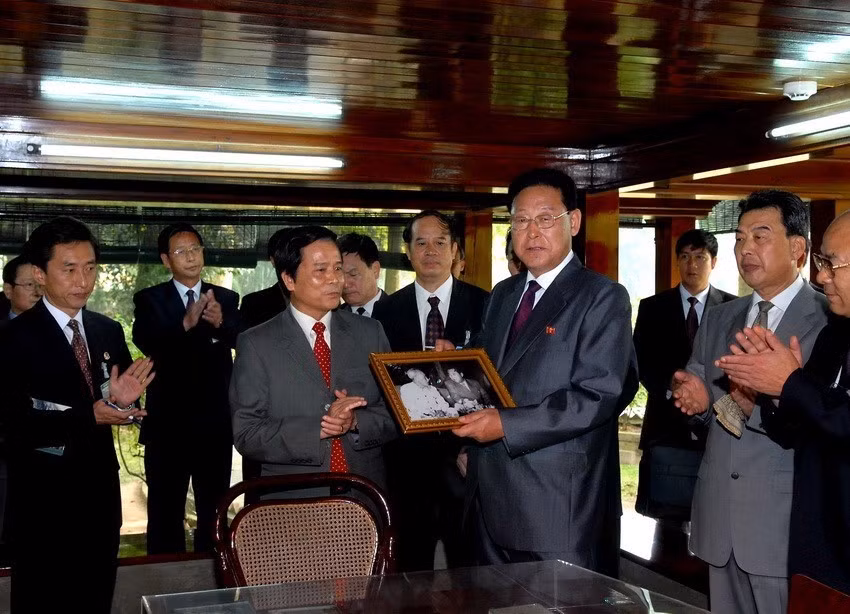 Thủ tướng Nội các Cộng hòa Dân chủ Nhân dân Triều Tiên Kim Yong-il thăm Nhà sàn Bác Hồ trong Khu di tích Chủ tịch Hồ Chí Minh tại Phủ Chủ tịch, ngày 29/10/2007, nhân chuyến thăm chính thức Việt Nam từ ngày 26-30/10/2007. (Ảnh: Nhan Sáng/TTXVN)