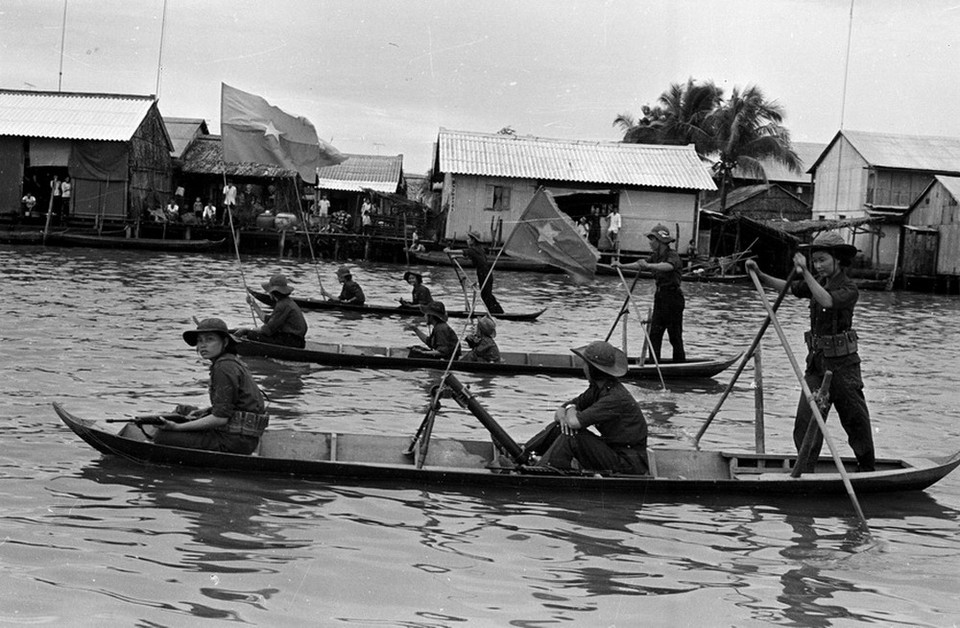 Đơn vị nữ pháo binh tiến vào giải phóng thị xã Cà Mau. (Nguồn: TTXVN) 