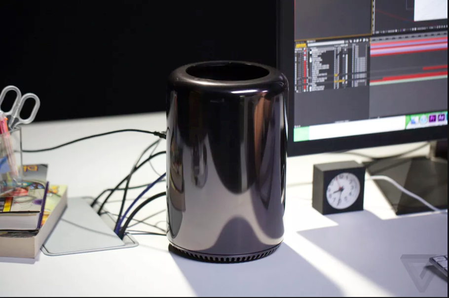 Máy tính Mac Pro. Trong ảnh: Mẫu Mac Pro với thiết kế hình hộp tròn độc đáo năm 2013. (Nguồn: The Verge)