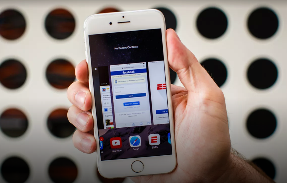 iOS 7: Không chỉ tham gia thiết kế hình thức bên ngoài của sản phẩm, Ive còn tham gia thiết kế cả giao diện hệ điều hành iOS.