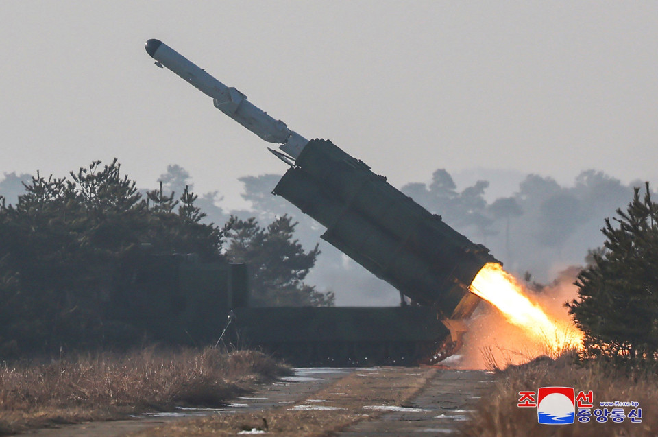 Theo KCNA, Bình Nhưỡng đã phóng thử tên lửa mới với tên gọi là Padasuri-6 vào ngày 14/2. (Ảnh: Yonhap/TTXVN)