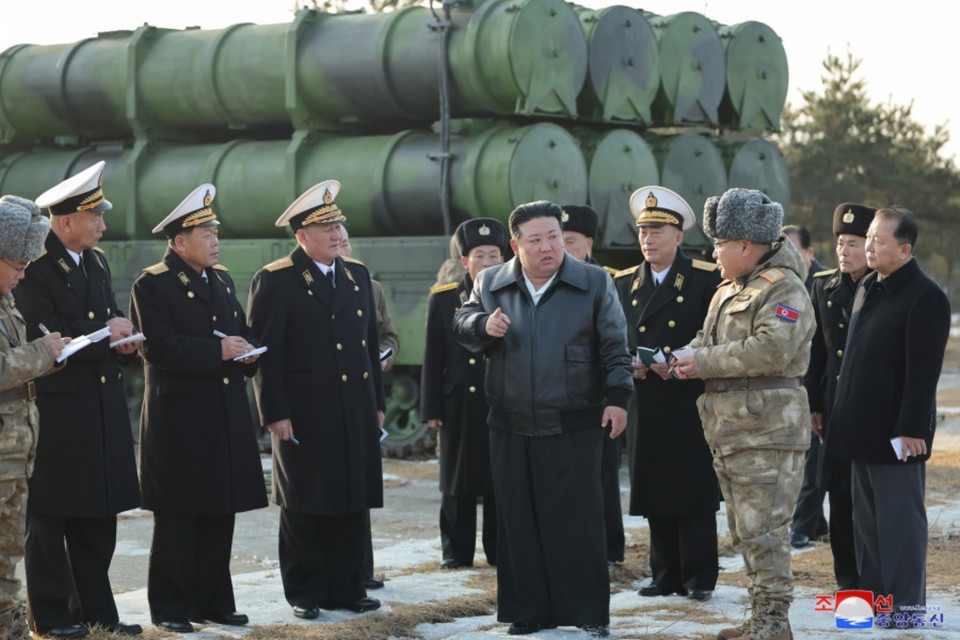 Ngày 15/2/2024, Hãng Thông tấn Trung ương Triều Tiên (KCNA) đưa tin nhà lãnh đạo nước này Kim Jong-un (giữa) thị sát vụ phóng thử tên lửa đất đối hải mới và ra lệnh bố trí phòng thủ chặt chẽ hơn gần biên giới biển phía Tây. (Ảnh: Yonhap/TTXVN)