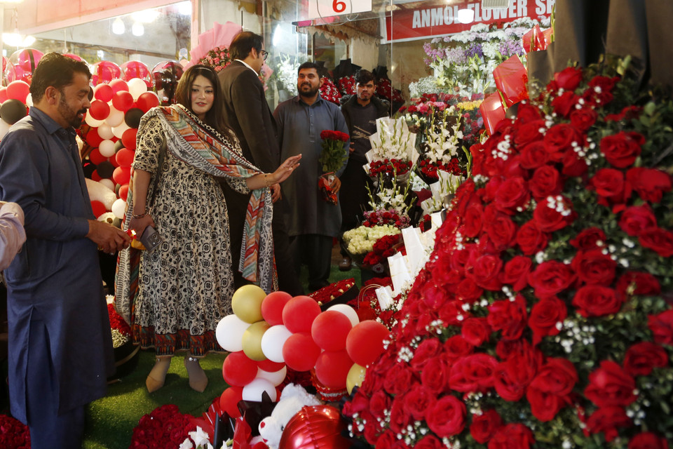 Người dân chọn mua hoa hồng trong ngày Lễ Tình yêu 14/2/2024 tại Islamabad (Pakistan). (Ảnh: THX/TTXVN)