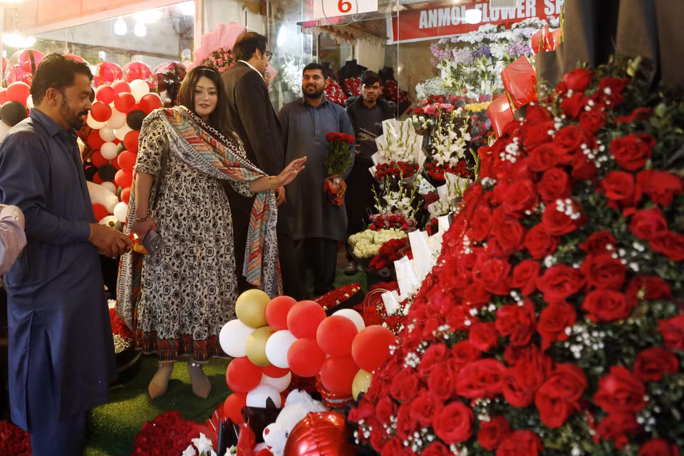 Người dân chọn mua hoa hồng trong ngày Lễ Tình yêu 14/2/2024 tại Islamabad (Pakistan). (Ảnh: THX/TTXVN)