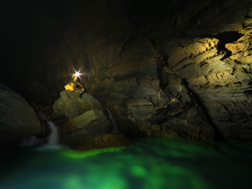 Lòng Hang Va lung linh với sông ngầm, vách núi và thạch nhũ. (Ảnh: Đức Thọ-Mạnh/TTXVN)