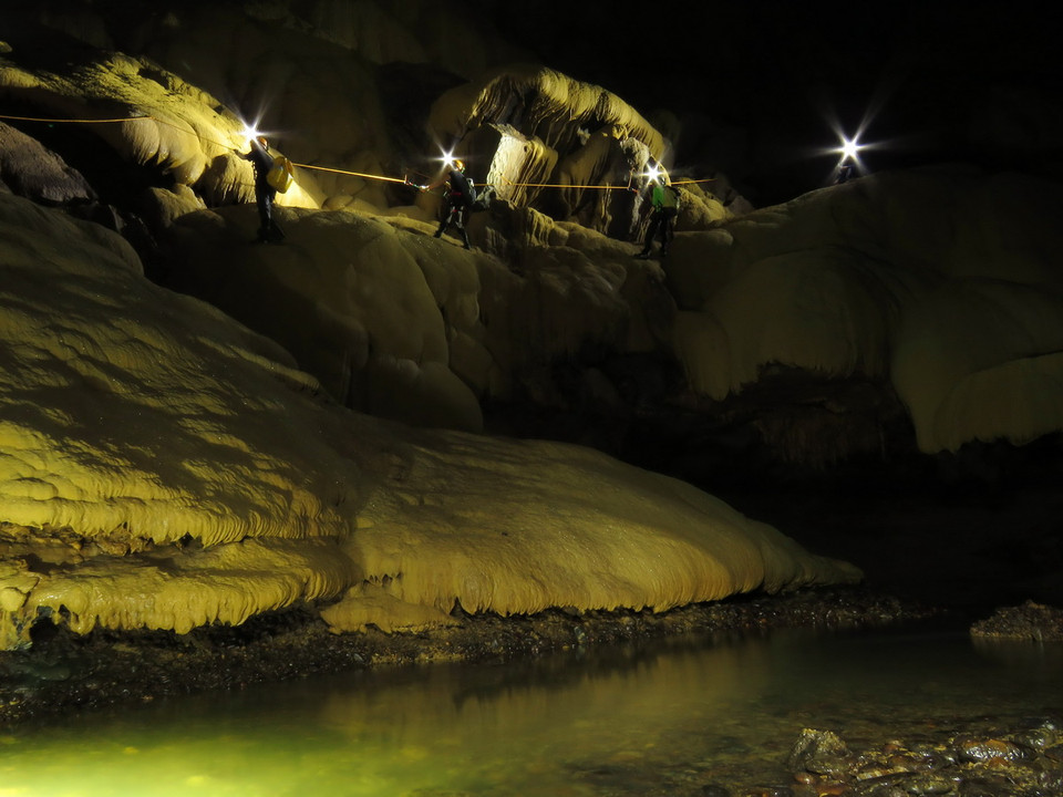  Những người thám hiểm, khám phá vượt bức tường đá cao tại Hang Va. (Ảnh: Đức Thọ-Mạnh Thành/TTXVN)