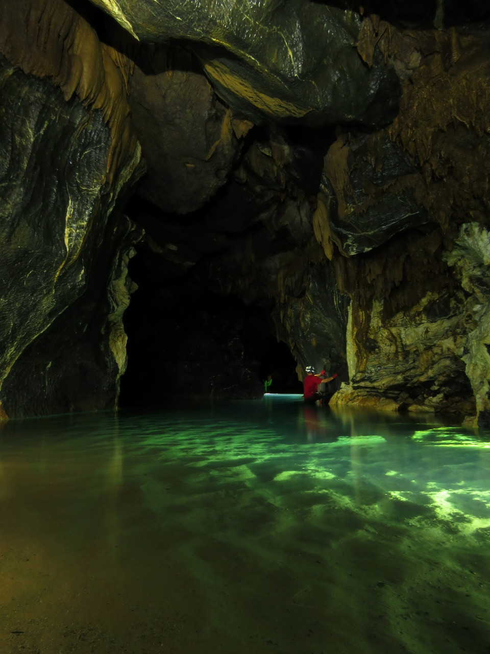 Lòng Hang Va lung linh với sông ngầm, vách núi và thạch nhũ. (Ảnh: Đức Thọ-Mạnh Thành/TTXVN)