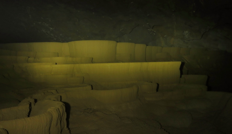 Độc đáo những bức vách của các hồ thạch nhũ trong Hang Va. (Ảnh: Đức Thọ-Mạnh Thành/TTXVN)