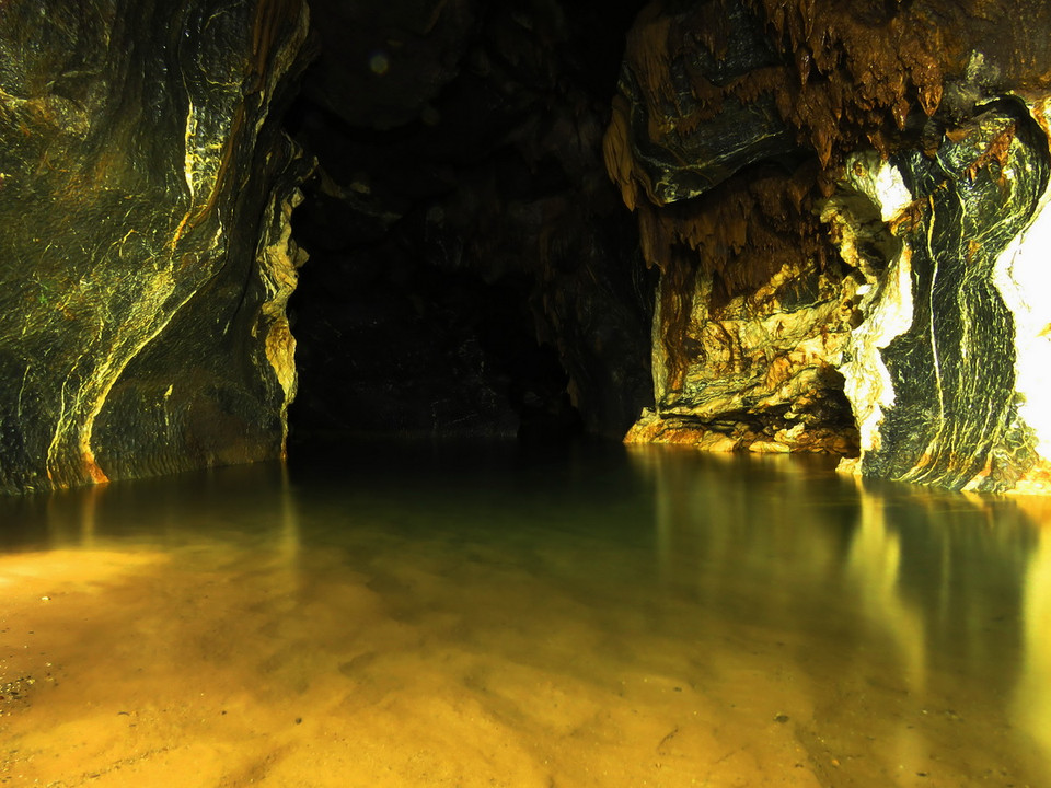 Lòng Hang Va lung linh với sông ngầm, vách núi và thạch nhũ. (Ảnh: Đức Thọ-Mạnh/TTXVN)