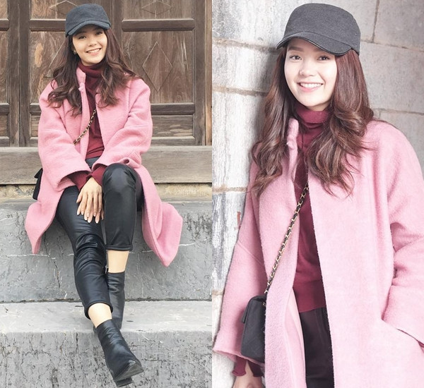 Trong chuyến công tác xa, Minh Hằng 'thắp sáng' phong cách cá nhân bằng áo khoác gam hồng phối cùng quần da và bốt da cá tính.