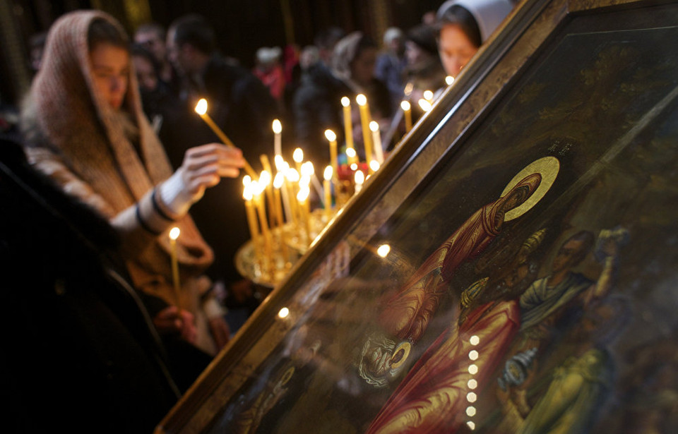 Các tín đồ Thiên Chúa Chính thống thắp nến ở Nhà thờ Christ the Savior. (Nguồn: Sputniknews)