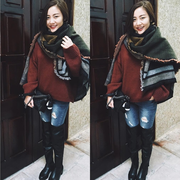 Văn Mai Hương khoe vẻ rạng rỡ với áo len đỏ rượu ấm áp, mix cùng quần jeans rách bụi phủi và bốt cao quá gối sành điệu. Khăn choàng (blanket) khổ lớn là phụ kiện không thể thiếu của cô nàng trước khi xuống phố. 