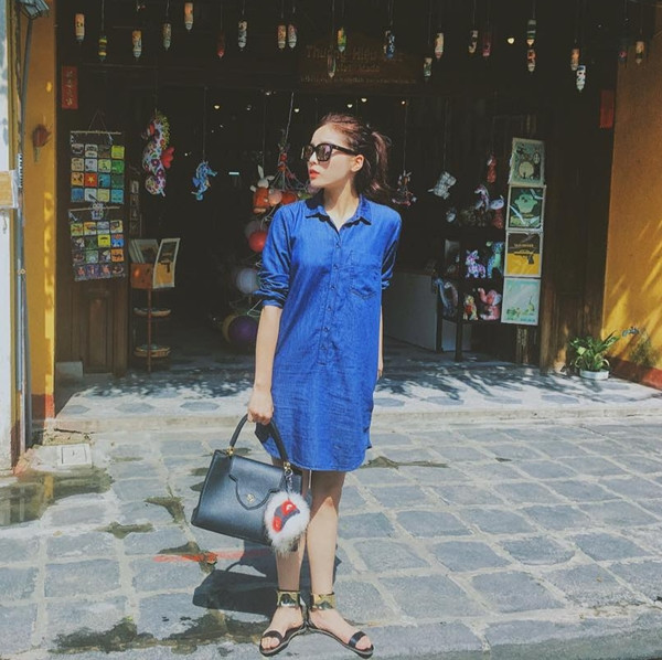 Tận hưởng kỳ nghỉ ngập nắng ở Hội An, Hoa hậu Kỳ Duyên khá thoải mái trong mẫu đầm sơmi denim năng động và sandals ánh kim hút mắt.