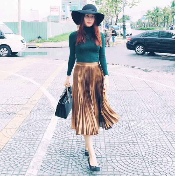 Nàng Châu Nhi của phim 'Kung Fu Phở' còn ghi điểm với bộ cánh duyên dáng trong buổi dạo phố. Cô mix áo len cổ lọ gam màu xanh lá trầm và chân váy xếp ly ánh kim tuyệt đẹp, không quên nhấn nhá nét đài các bằng mũ vành tròn và giày trệt điệu đà.
