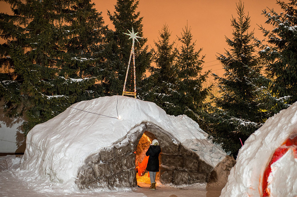 Khung cảnh bên ngoài Nhà thờ Suy Tôn Thánh Giá ở Omsk. (Nguồn: Sputniknews)