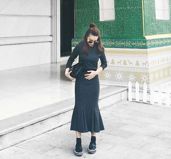 Yến Trang chọn trang phục và phụ kiện tông màu tối nhưng vẫn có những điểm nhấn cần thiết thu hút sự chú ý.