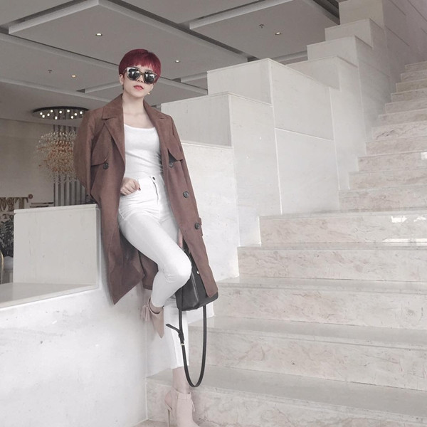 Mix cùng bộ cánh tuyền trắng, Thiều Bảo Trâm chọn áo khoác màu nâu trầm nhã nhặn, đem lại vẻ cân bằng và giúp tổng thể trang phục thêm hài hòa.