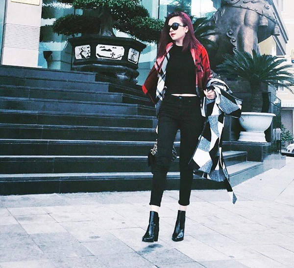 Nhập hội đồ đen tuần vừa rồi, ngoài Văn Mai Hương còn có Thiều Bảo Trang. Nữ ca sỹ sinh năm 1991 khéo léo biến tấu khăn bản rộng tạo thành áo cardigan mỏng choàng ngoài. Sắc màu tương phản giữa gam đen, đỏ đã giúp cô nổi bật tuyệt đối. 