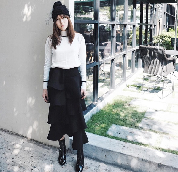 Yến Nhi không những là một trong những cô nàng dẫn đầu xu hướng trong giới nghệ sỹ, mà còn là tín đồ khá sành các công thức kết hợp trang phục mới mẻ. Với áo len cổ lọ màu trắng làm chủ đạo, cô không ngại thử nghiệm phép cộng độc đáo là chân váy xếp tầng và bốt da bóng, tạo hiệu ứng lôi cuốn hoàn hảo. 