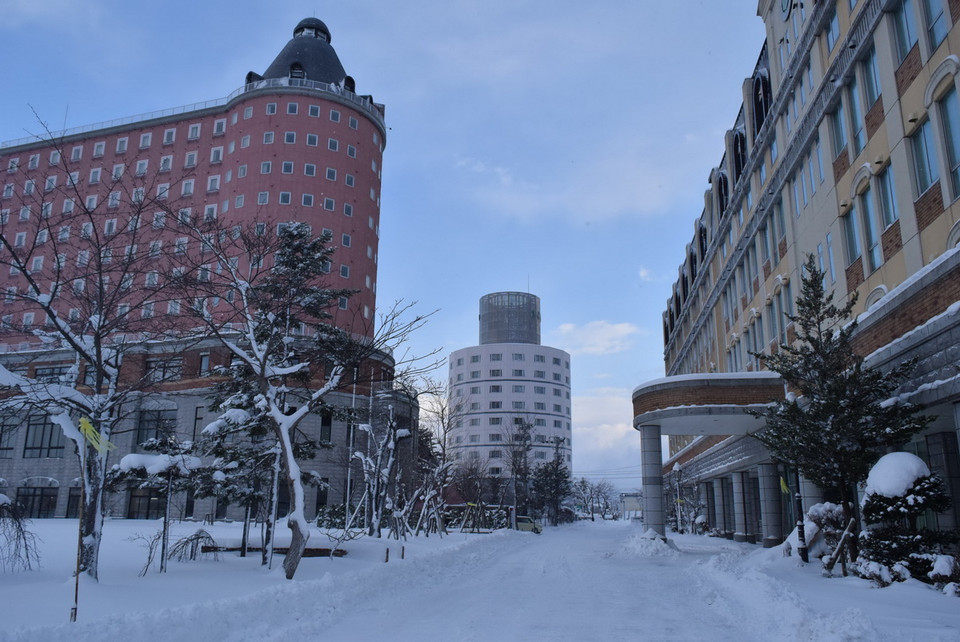 Tuyết phủ trắng sân trường. (Ảnh: Nguyễn Tuyến-Gia Quân/Vietnam+)