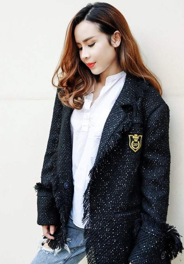 Bên cạnh nhan sắc thăng hoa, Lưu Hương Giang còn chinh phục fan nhờ phong cách ngày càng trẻ trung, hiện đại. Bà mẹ 2 con phối sơmi trắng với quần jeans bụi phủi, thêm nét cổ điển bằng áo khoác vải tweed mix bên ngoài.