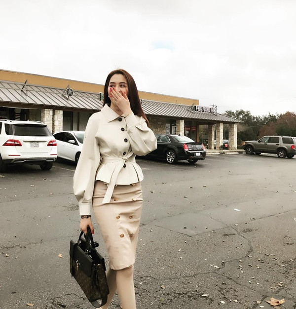 Thiều Bảo Trang hóa quý cô công sở trong bộ đồ matchy-matchy, có sự đồng điệu về cả thiết kế lẫn màu sắc. Điểm nhấn cho bộ đồ màu lạnh là túi xách Louis Vuitton khổ to, mang họa tiết monogram đặc trưng, có thiết kế vô cùng trang nhã.